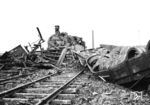 Vom Luftangriff auf den Solinger Hauptbahnhof war auch 94 669 des Bw Solingen-Ohligs betroffen. Da half auch der Tarnanstrich nicht viel. Die Lok wurde wieder ausgebessert und tat noch Dienst bis 1959. (08.11.1944) <i>Foto: Karl Wolter</i>