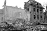 Das zerstörte Empfangsgebäude des Solinger Hauptbahnhofs. Am Mittag des 4. November 1944 entluden 170 britische Lancaster-Bomber ihre Bombenlast innerhalb von 18 Minuten im Südteil der Stadt, wo auch der Hauptbahnhof lag. Das betroffene Gebiet südlich dieser Linie lag in Schutt und Asche, während der Kern der Innenstadt an diesem Tag noch verschont blieb. (08.11.1944) <i>Foto: Karl Wolter</i>