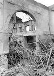 Das zerstörte Empfangsgebäude des Solinger Hauptbahnhofs. Unter Einbeziehung der erhaltenen Bausubstanz wurde ab 1953 das Wartesaalgebäude wiederhergestellt, das um eine moderne Empfangshalle in Glasarchitektur erweitert wurde.  (08.11.1944) <i>Foto: Karl Wolter</i>