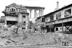Blick von der Gleisseite auf das zerstörte Empfangsgebäude in Solingen Hbf. Die mit dem Gebäude eng verbundene Fußgängerbrücke zu Gleisen war auch nicht mehr begehbar. Der Zugverkehr auf dem Streckenabschnitt von Remscheid-Güldenwerth nach Ohligs wurde in der Folge des Angriffs zwei Wochen lang eingestellt. (08.11.1944) <i>Foto: Karl Wolter</i>