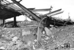 Die zerstörte Bahnsteigüberdachung in Solingen Hbf am Gleis in Richtung Remscheid. Im Hintergrund ist der Bahnsteigzugang vom Empfangsgebäude zu sehen. (08.11.1944) <i>Foto: Karl Wolter</i>