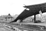 Durch den Angriff vom 4. November 1944 war das Luftwarnsystem in Solingen weitgehend zerstört worden. Behelfsmäßige Sirenen auf Lastwagen wurden herangeschafft; diese waren aber bei weitem nicht so leistungsstark. So kam es, dass der Alarm am 5. November 1944, der um 12.15 Uhr ausgelöst wurde, viele Menschen in der Solinger Innenstadt nicht erreichte und diese in der Folge von dem von 13.00 Uhr bis 13.26 Uhr dauernden Angriff überrascht wurden. Die Briten kamen dieses Mal mit 165 Bombern, die 783 Tonnen Spreng- und 150 Tonnen Brandbomben geladen hatten. Bei beiden Angriffen wurden insgesamt 1.700 Menschen getötet. (08.11.1944) <i>Foto: Karl Wolter</i>