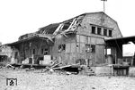 Der hintere Teil der Güterabfertigung an der Ladestraße erhielt keinen Bombenvolltreffer, die Druckwellen sorgten dennoch für einige Schäden. (08.11.1944) <i>Foto: Karl Wolter</i>