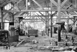 Im vorderen Teil der Güterabfertigung in Solingen Hbf war das Dach entstürzt, während der hintere Teil kaum Schäden aufwies.  (08.11.1944) <i>Foto: Karl Wolter</i>
