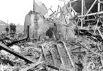 In dem Bombentrichter an der Güterabfertigung vermutete man wohl noch Verschüttete/Tote. Der Solingen Hauptbahnhof wurde bis 1956 weitgehend in seinem alten Aussehen wiederaufgebaut. Mit der Eröffnung des Haltepunkts Solingen Grünewald westlich des Hauptbahnhofs am 6. Mai 2006 wurde der Hauptbahnhof geschlossen und als Betriebsstelle aufgelassen.  (08.11.1944) <i>Foto: Karl Wolter</i>