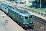 141 134 (Bw Nürnberg 1) vor P 5262 im Bahnhof Weißenburg (Bay). (21.06.1989) <i>Foto: Rolf Hahmann</i>