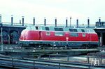 220 044 auf der Doppeldrehscheibe in ihrem Heimat-Bw Hamburg-Altona, dem sie seit ihrer Indienststellung am 07.02.1957 angehörte. (05.1969) <i>Foto: Rolf Hahmann</i>