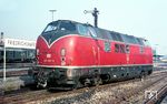 Die V 200.1 ersetzten im Allgäu ab Mitte der 1960er Jahre die Kemptener Dampfloks der Baureihen 18.6 und 39. Während die V 200.0 die an sie gestellten Ansprüche auf Gebirgsstrecken mit häufigen Neigungswechseln und Geschwindigkeitsänderungen vor schweren Zügen nicht hinreichend erfüllen konnte, war man mit der V 200.1 deutlich zufriedener. Nicht umsonst beheimatete das Bw Kempten (Allgäu) bis zum Erscheinen der Baureihe 218 neunzehn Maschinen der Baureihe V 200.1 (ab 1968: BR 221). Dazu gehörte 221 137, die im Bahnhof Friedrichshafen angetroffen wurde. (03.1969) <i>Foto: Rolf Hahmann</i>