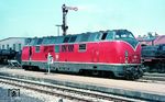 Die Kemptener 221 137 dominiert das Bild in Friedrichshafen und hat die Dampfloks nicht nur optisch in den Hintergrund gedrängt. (07.1970) <i>Foto: Rolf Hahmann</i>