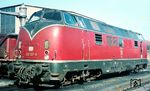 221 137 (Bw Kempten/Allgäu) im Bw Friedrichshafen. Mit Erscheinen der mit Gasturbinen-Zusatzantrieb ausgestatteten Dieselloks der Baureihe 210 begann der Stern der 221 im Allgäu zu sinken. Ausschlaggebend war dabei, dass nun hochwertige Wagen mit elektrischer Zugheizung eingesetzt werden konnten. Nachdem 1971 die bundesweite Auslieferung der Baureihe 218 mit elektrischer Energieversorgung begann, war das Ende der Baureihe 221 im hochwertigen Reisezugdienst im Allgäu besiegelt. Zum Ende des Winterfahrplans 1974/75 gab das Bw Kempten nach 13 Jahren alle 221 an andere Bw ab. (09.1969) <i>Foto: Rolf Hahmann</i>