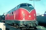 Die Kemptener 221 waren auch regelmäßige Gäste auf der Württembergischen Südbahn. So verwundert es nicht, dass 221 137 im Bw Ulm vorgefunden wurde. (07.1969) <i>Foto: Rolf Hahmann</i>