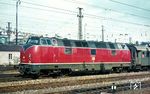 221 139 vom Bw Villingen (Schwarzw) setzt in Stuttgart Hbf einen Leerwagenpark in die Abstellanlage zurück. (07.1970) <i>Foto: Rolf Hahmann</i>