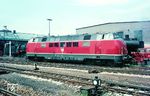 Die Kemptener 221 erbrachten tägliche Laufleistungen von rund 600 km. Ziele waren neben Lindau und München auch Ulm und Friedrichshafen. Das Personal stellten alle im Einzugsgebiet liegenden Bahnbetriebswerke und Personaleinsatzstellen. 221 140 war am 2. Juni 1965 neu zum Bw Kempten (Allg) gekommen und wurde 10 Jahre später nach Villingen (Schwarzw) abgegeben. Das Foto der 221 140 entstand im Bw Friedrichshafen. (08.1970) <i>Foto: Rolf Hahmann</i>