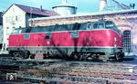 Die Kemptener 221 143 sonnt sich im schneelosen Dezember 1969 im Bw Friedrichshafen. (12.1969) <i>Foto: Rolf Hahmann</i>