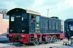 Als Lok 5 war die spätere V 36 210 seit 1939 bei der Heeres-Versuchsanstalt Peenemünde beschäftigt. Ihr Dienstende beschloss sie als 236 210 am 09.09.1975 im AW Stuttgart-Bad Cannstatt, wo sie sich auch gerade nützlich macht. (11.1970) <i>Foto: Rolf Hahmann</i>