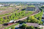 Am 2. Mai 2026 war 01 1104 mit einem Sonderzug von Mönchengladbach nach Goslar unterwegs, den die Dampflok ab Hamm (Westf) bespannte. Dort fährt sie an dem einst traditionsreichen Bw Hamm P vorbei, das u.a. die Baureihen 05 und V 200 beherbergte, heute nur noch ein Biotop. (02.05.2026) <i>Foto: Joachim Schmidt</i>
