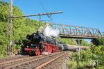 01 1104 mit DRC 74200 nach Goslar zwischen Hamm (Westf) Hbf und dem Abzweig Gallberg. Über die Brücke führt das Gleis zum Ortsgüterbahnhof. (02.05.2026) <i>Foto: Joachim Schmidt</i>