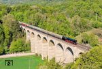 01 1104 auf dem "kleinen Bruder" des Altenbekener Viadukts über das Dunetal. Der 230 Meter lange Dunetal-Viadukt überspannt in einer Höhe von 33 Metern mit 11 Bögen das Tal der Dune zwischen Neuenbeken und Altenbeken. Die vielen Autos unterhalb der Brücke waren übrigens keine Fans, sondern Wanderer, die von hier aus verschiedene Touren beginnen können. (02.05.2026) <i>Foto: Joachim Schmidt</i>