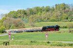 Zwischen Stadtoldendorf und Lenne rollt 01 1104 über den Bahnübergang der Lenner Straße. (02.05.2026) <i>Foto: Joachim Schmidt</i>