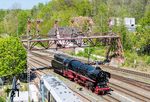01 1104 auf Drehfahrt an der bekannten Signalbrücke im Bahnhof Bad Harzburg. Obwohl seit 2016 außer Betrieb blieb die als Industriedenkmal geschützte Signalbrücke wie auch das Stellwerk "Hf" aus dem Jahr 1905 erhalten. Im Gegensatz zu den anderen Formsignalen im Bahnhof wurden die Signale auf der Signalbrücke nicht abgerissen, sondern nur ausgekreuzt.  (02.05.2026) <i>Foto: Joachim Schmidt</i>