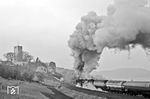 Im Dezember 1975 haben 044 552 und 044 195 vor dem Langelsheimer Bedarfsgüterzug Gag 57422 unterhalb der Burgruine Greene schwer zu tun. Die damals noch zweigleisige Strecke windet sich hier mit stetiger Steigung aus dem Leinetal bei Kreiensen hinauf bis nach Stadtoldendorf. Im Hintergrund ist die Blockstelle Greene zu sehen, die 1984 aufgelassen wurde. (29.12.1975) <i>Foto: Joachim Schmidt</i>