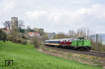 Noch 2016 war das Motiv mit der Greener Burgruine umsetzbar. Auf der bereits eingleisig zurückgebauten Strecke rollen 212 001 der Ilmetalbahn vor 225 001 der Railsystems Gotha mit dem 18-Wagenzug DLr 69505 nach Kreiensen vorbei. (12.04.2016) <i>Foto: Joachim Schmidt</i>