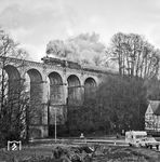 2026 jährte sich das Dampfende in Ottbergen zum 50. Mal. Im Andenken an die Dampflokzeit hier nochmal der Bedarfsgüterzug Gag 57422 von Langelsheim nach Gladbeck West auf dem Luhetal-Viadukt in Greene. (03.01.1976) <i>Foto: Joachim Schmidt</i>