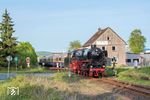01 1104 rollt durch den ehemaligen Bahnhof Deensen-Arholzen. Dieser wird seit 1987 nicht mehr bedient. (02.05.2026) <i>Foto: Joachim Schmidt</i>