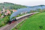 Zwischen Bad Driburg und Langeland liegt die Ortschaft Reelsen. Den Dampflokfreunden früherer Jahre sicherlich ein Begriff, weil am Reelsener Tunnel meist die letzten Aufnahmen der dampfgeführten Güterzüge nach Altenbeken entstanden. 50 Jahre später erinnerte 01 1104 nochmals an die alten Dampfzeiten, und ist hier kurz hinter dem ehemaligen Haltepunkt Reelsen unterwegs. Der 1905 eröffnete Haltepunkt am Bembürener Weg wurde bis 30. Mai 1987 bedient. (02.05.2026) <i>Foto: Joachim Schmidt</i>
