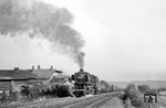 Ende Februar 1976 kachelt 044 256 mit dem samstäglichen Dg 53840 an dem besagten Hause bei Reelen vorbei. Schon damals machte es nicht unbedingt den besten Eindruck. (28.02.1976) <i>Foto: Joachim Schmidt</i>