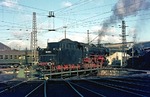 Im November 1975 rollten elf (!) Lokomotiven der Baureihe 44 vom Bw Gelsenkirchen-Bismarck zur Brückenbelastung der Süderelbebrücke in Hamburg an. 044 550 macht sich als Zuglok des Schadzuges im Bw Altenbeken bereit. Rechts steht 044 014. (22.11.1975) <i>Foto: Wolfgang Bügel</i>