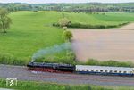 01 1104 auf den letzten Kilometern vor Langeland. Im Betriebsbahnhof Langeland wird sie die Steigung hinter sich gebracht haben und nach Altenbeken hinabrollen können. (02.05.2026) <i>Foto: Joachim Schmidt</i>