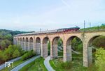 Nach dem Wasserfassen im Bahnhof Altenbeken ging es kurz vor 21 Uhr über das bekannte Altenbekener Viadukt. Nur die digitale Technik ermöglichte überhaupt noch eine Aufnahme. (02.05.2026) <i>Foto: Joachim Schmidt</i>