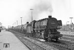 Die Emder 044 664 fährt mit einem leeren Ölzug nach Holthausen durch den Bahnhof Rheine. (27.07.1971) <i>Foto: Wolfgang Bügel</i>