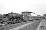 043 431 vom Bw Rheine wechselt mit Gdg 9064 (Emden - Saar) am Stellwerk "Rn" in der Nordeinfahrt des Bahnhofs Rheine auf die Güterzuggleise in Richtung Rangierbahnhof. (27.07.1971) <i>Foto: Wolfgang Bügel</i>