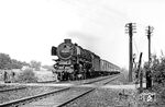 Während Mitarbeiter der Nachrichtenmeisterei in luftiger Höhe die Freileitungen reparieren, rollt 012 055 mit dem E 1806 (Norddeich - Essen) bei Rheine Süd vorbei. (27.07.1971) <i>Foto: Wolfgang Bügel</i>