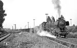 Während bei den Schnellzug-Einheitsloks der Baureihen 01 und 03 die Umlaufschürze die Regel war, sah dies bei den Güterzugloks der Baureihen 44 und 50 ganz anders aus. Von den nach 1945 fast 1000 vorhandenen DB-44ern besaßen 1968 nur noch 49 Maschinen eine Schürze, Tendenz fallend. Im Sommer 1971 waren nur noch 25 Schürzenloks vorhanden. Das Bw Emden beheimatete neben 044 481 noch 044 199 mit Schürze, die hier gerade den Rheine Rangierbahnhof mit einem Ganzzug verlässt. (27.07.1971) <i>Foto: Wolfgang Bügel</i>