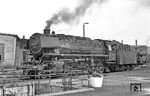 Die Emder 044 328 (44 1328) war eine typische Vertreterin der Baureihe 44 bei der DB in der Ausführung als Kohle-Lok ohne Schürze, aufgenommen im Bw Rheine. Mit Einführung des neuen EDV-Nummernsytems am 01.01.1968 wurden die 367 Loks mit Kohlefeuerung der Baureihe 044 zugeordnet, während die 32 Loks mit Ölfeuerung als separate Baureihe 043 erfasst wurden. (27.07.1971) <i>Foto: Wolfgang Bügel</i>