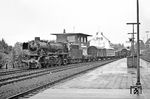 Mit einem gemischten Güterzug fährt 042 018 in den Bahnhof Rheine ein. Das dahinter stehende Wärterstellwerk "Rn" war von 1947 bis Ende 2001 für den nördlichen Teil des Personenbahnhof mit der Strecke von und nach Salzbergen zuständig. (27.07.1971) <i>Foto: Wolfgang Bügel</i>