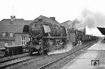 Die ölgefeuerte 043 672 (44 1672) und die Emder 051 544 (50 1544) fahren mit einem Gag durch den Bahnhof Rheine. Für den Heizer der Kohlelok war es immer eine besondere Strafe, wenn er schwer schippend den Heizer der Vorspannlok sah, der "nur am Rad drehen musste". (27.07.1971) <i>Foto: Wolfgang Bügel</i>