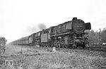 043 131 und 044 569 haben mit dem 4000 t-Erzzug Gdg 9064 zur Saar soeben die Blockstelle Bentlage passiert und rollen auf den Bahnhof Rheine zu. (28.07.1971) <i>Foto: Wolfgang Bügel</i>