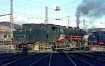 Eine weitere betriebsfähige Lok im Schadzug nach Hamburg war 044 384 (44 1384) vom Bw Gelsenkirchen-Bismarck, die sich hier im Bw Altenbeken hinter die Zuglok 044 550 setzt. (22.11.1975) <i>Foto: Wolfgang Bügel</i>