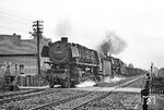 Mit einem beladenen Kokszug sind 044 678 und 044 569 bei Rheine (Bentlage) auf dem Weg nach Emden. (28.07.1971) <i>Foto: Wolfgang Bügel</i>