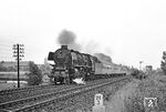 Keine große Mühe hatte 012 064 mit dem recht kurzen N 3137 nach Leer (Ostfriesl) bei Bentlage. (28.07.1971) <i>Foto: Wolfgang Bügel</i>