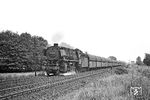 044 664 (Bw Emden) mit einer leeren Erzwagen-Garnitur auf dem Weg nach Emden bei Bentlage. (28.07.1971) <i>Foto: Wolfgang Bügel</i>