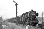 Aus Emden kam 051 544 mit einem leeren Autotransportzug an der Blockstelle Bentlage angefahren.  (28.07.1971) <i>Foto: Wolfgang Bügel</i>