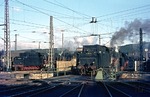 044 384 und 044 550 machen sich mit 044 014 (links) im Bw Altenbeken bereit, den Schadzug 84301 mit elf 44er zur Brückenbelastung nach Hamburg zu übernehmen.  (22.11.1975) <i>Foto: Wolfgang Bügel</i>