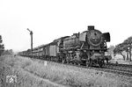 Für einen Sonntag war der Güterverkehr auf der Emslandstrecke durchaus beachtlich. Als nächstes kam 042 202 mit einem Dg an der Blockstelle Bentlage vorbei. (28.07.1971) <i>Foto: Wolfgang Bügel</i>