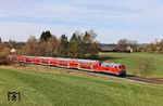 218 422 mit RE 4854 nach Hof zwischen Reuth (b Erbendorf) und Wiesau (Oberpf) in Escheldorf. (09.04.2026) <i>Foto: Joachim Bügel</i>