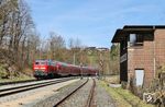 218 416 passiert mit RE 4861 (Hof - München) das meist durchgeschaltete Wärterstellwerk 1 im Bahnhof Windischeschenbach. (09.04.2026) <i>Foto: Joachim Bügel</i>